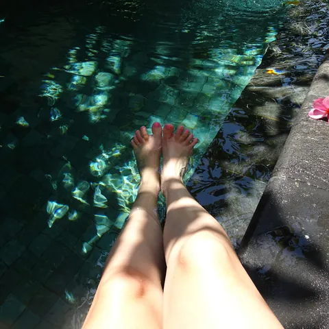 Amateur Woman Spreads Her Legs Outdoors and Shows Her Feet – photo 7 of 14