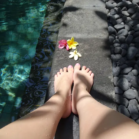 Amateur Woman Spreads Her Legs Outdoors and Shows Her Feet – photo 11 of 14