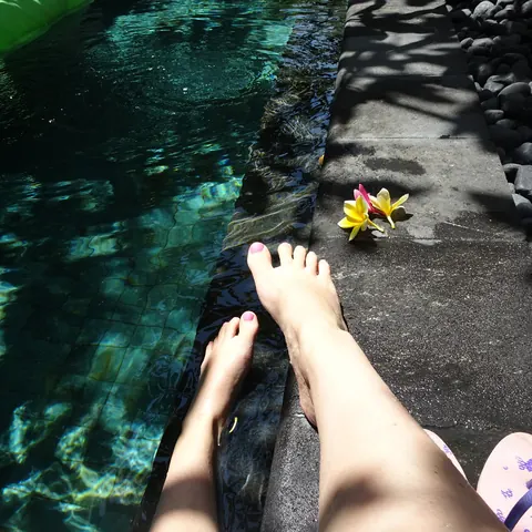 Amateur Woman Spreads Her Legs Outdoors and Shows Her Feet – photo 3 of 14
