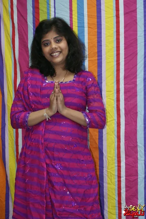 Indian BBW Undresses and Poses Nude with a Smile – photo 1 of 15