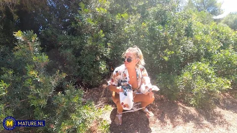 Leidy De Leon: Thick German MILF Sucks and Fucks Behind Bushes – photo 11 of 11
