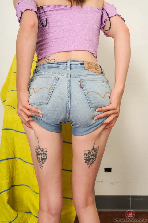 Akayla May: Skinny Tattooed Woman Strips Nude and Spreads Wide – photo 2 of 21