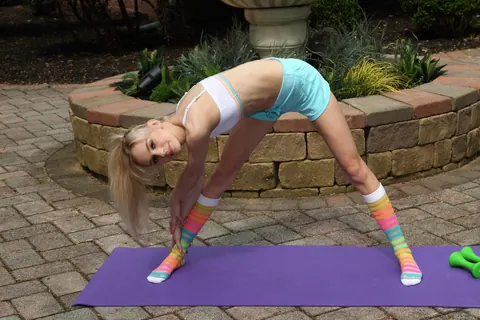 Chanel Shortcake: Petite Blonde Spreads and Fists Herself on a Yoga Mat Outdoors – photo 2 of 21
