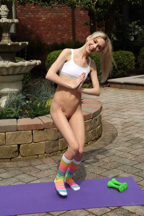 Chanel Shortcake: Petite Blonde Spreads and Fists Herself on a Yoga Mat Outdoors – photo 6 of 21