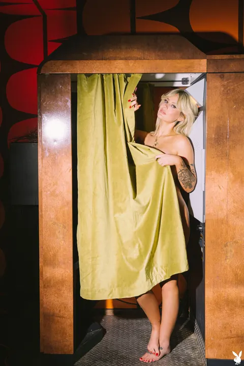 Blonde Singer Undresses and Poses Nude on Stage – photo 19 of 21