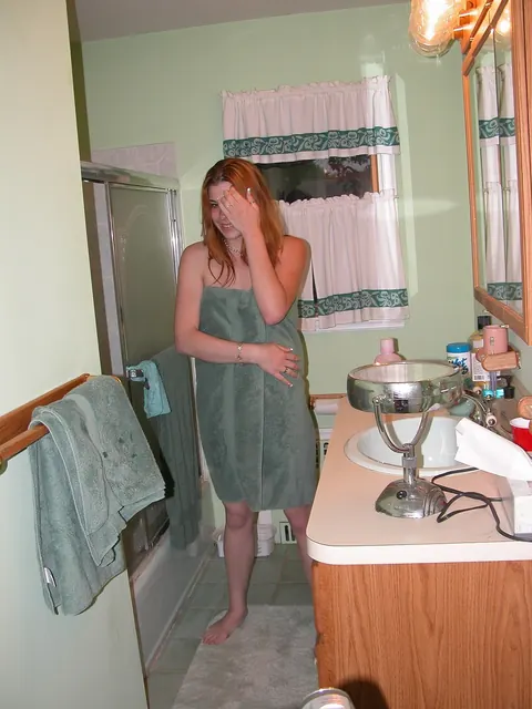 Redhead in the Bathtub Fingers Her Pussy and Spreads Wide – photo 1 of 21