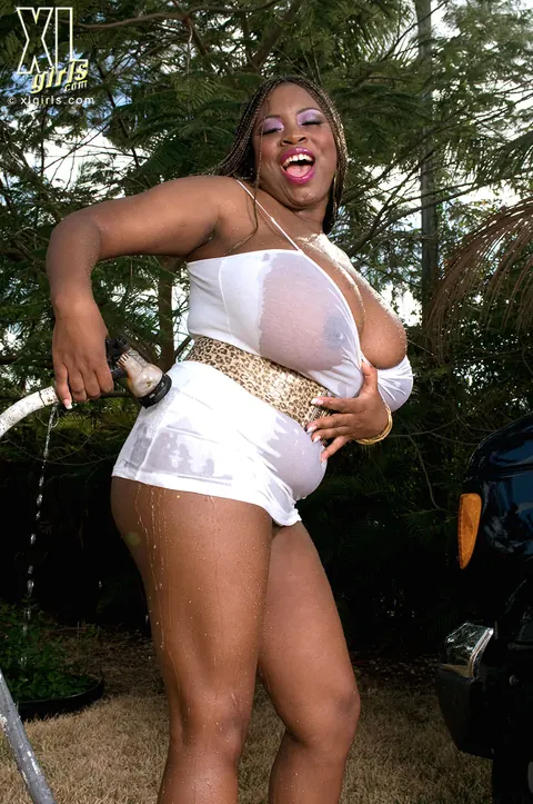 Mianna Thomas: Ebony BBW Washes Car and Shows Her Big Tits Outdoors – photo 5 of 10