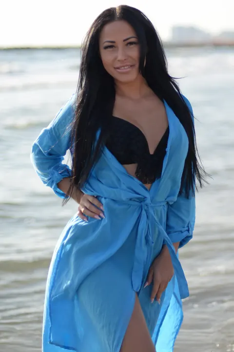 Woman Drops Her Robe to Pose in a Black Bikini on the Beach – photo 4 of 15