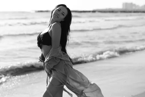Woman Drops Her Robe to Pose in a Black Bikini on the Beach – photo 5 of 15