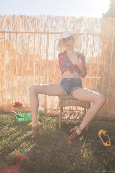 Haley Reed: Slim Blonde in Shorts Spreads and Pisses in the Backyard – photo 1 of 20