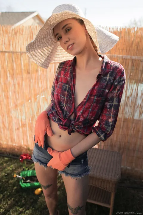 Haley Reed: Slim Blonde in Shorts Spreads and Pisses in the Backyard – photo 9 of 20