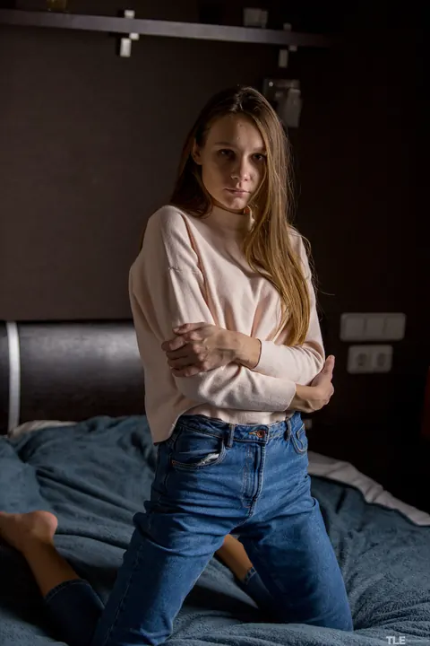 Skinny Babe in Jeans Spreads and Shows Bondage Restraints – photo 4 of 21