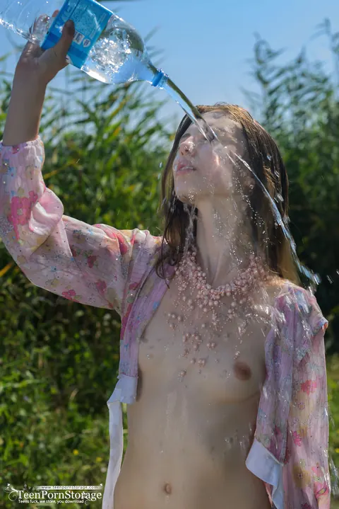 Skinny MILF Spreads Her Shaved Pussy in the Forest – photo 7 of 20