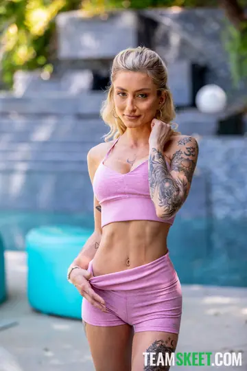 Kathryn Mae – Tattooed Blonde with Big Tits Gets Fucked in the Gym