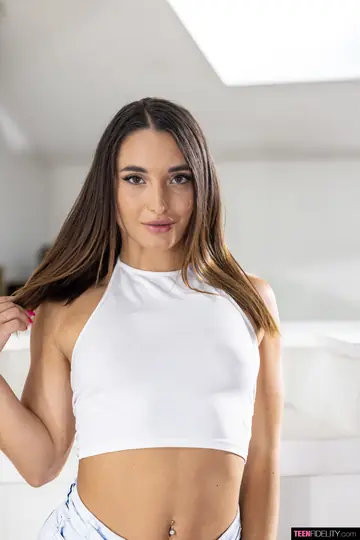 Tall Italian Woman Pulls Down Her Shorts and Spreads