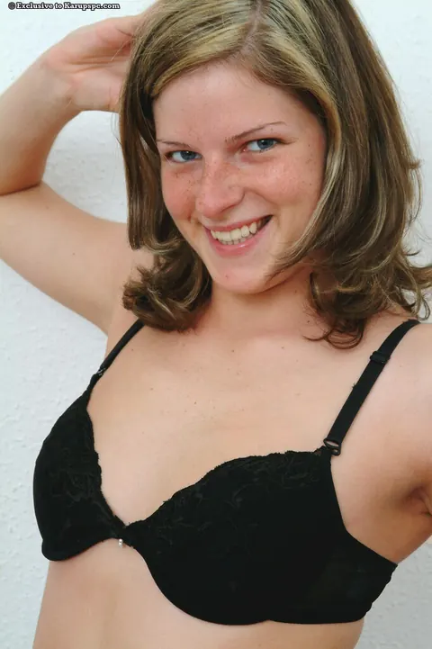 Amateur PAWG Strips Out of Her Jeans and Panties – photo 3 of 16