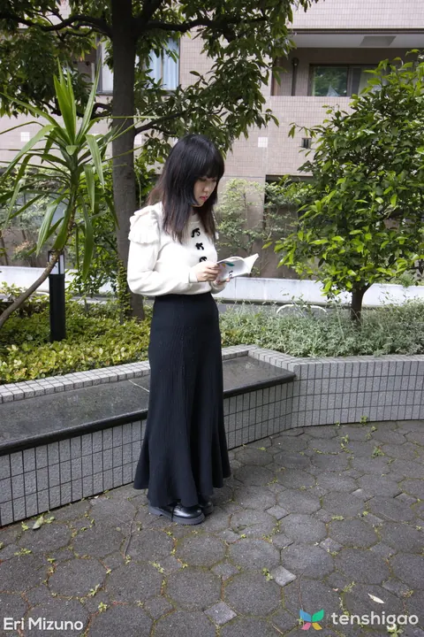 Japanese Babe Strips Naked in the Bedroom – photo 1 of 21