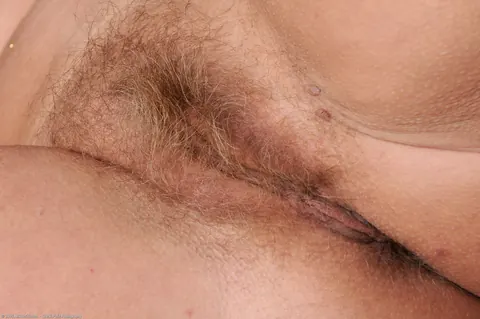 Karen Summer: Hairy MILF in Heels Spreads Her Pussy – photo 17 of 21