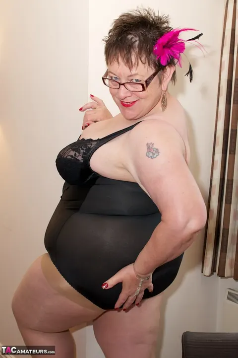 Mature Chubby Lady Tears Her Pantyhose While Wearing Glasses – photo 9 of 20