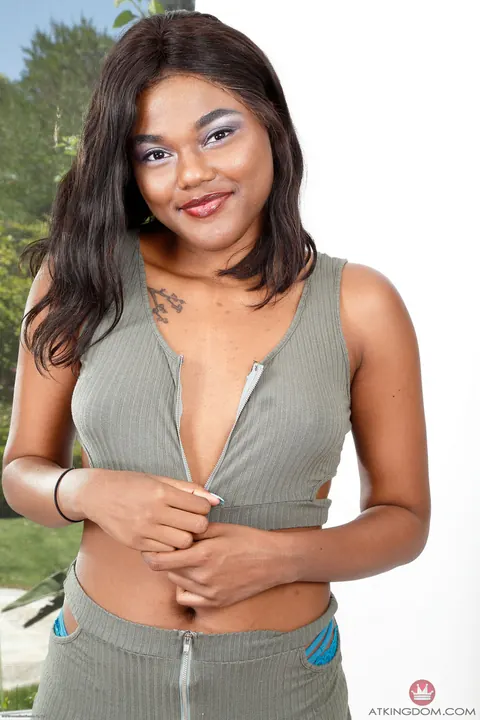 Yara Skye: Thick Ebony Woman Undresses and Poses Nude – photo 4 of 16