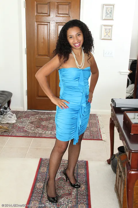 Theresa Long: Thick Ebony MILF Poses in Stockings and Heels in the Entrance – photo 1 of 16