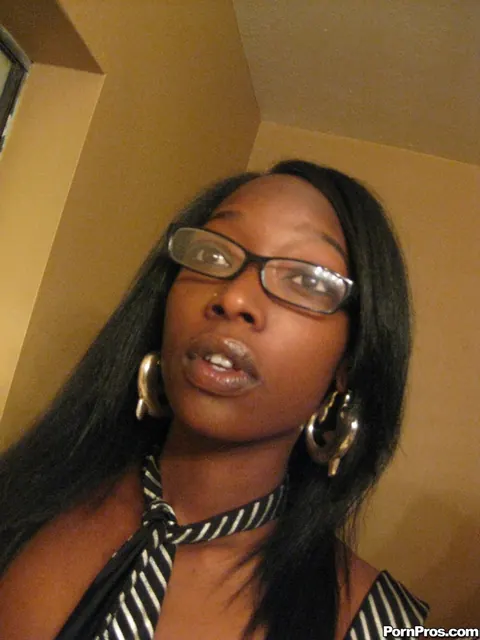 Vanilla Red: Ebony MILF in Lingerie and Glasses Kisses Her Girlfriends – photo 3 of 17