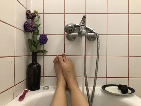 Ophelia Dust: Amateur Brunette MILF Fingers Her Pussy in the Bathroom Mirror – photo 17 of 20