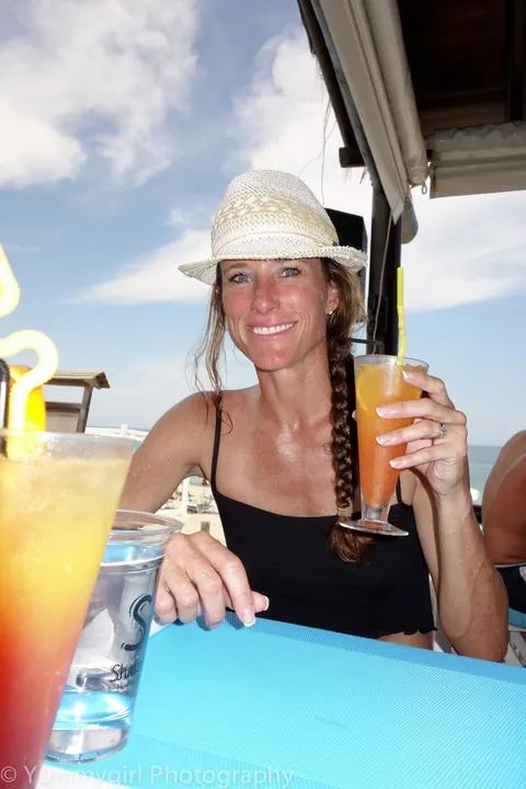 Sofie Marie: Tall MILF in Glasses Spreads Her Shaved Pussy on the Beach – photo 10 of 20