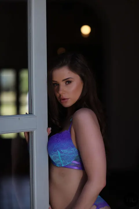 Sophie Bakewell: BBW Brunette with Tattoos Strips Her Bikini – photo 2 of 21
