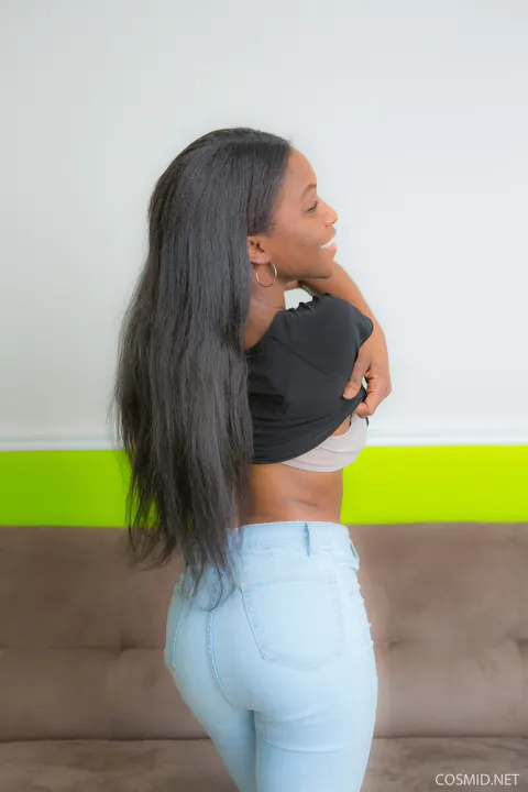 Queenie Reynolds: Ebony Babe Undresses to Show Her Big Tits and Dark Nipples – photo 4 of 16