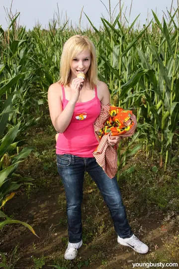 Cindy Q – BBW Blonde with Big Tits Uses a Dildo Outdoors