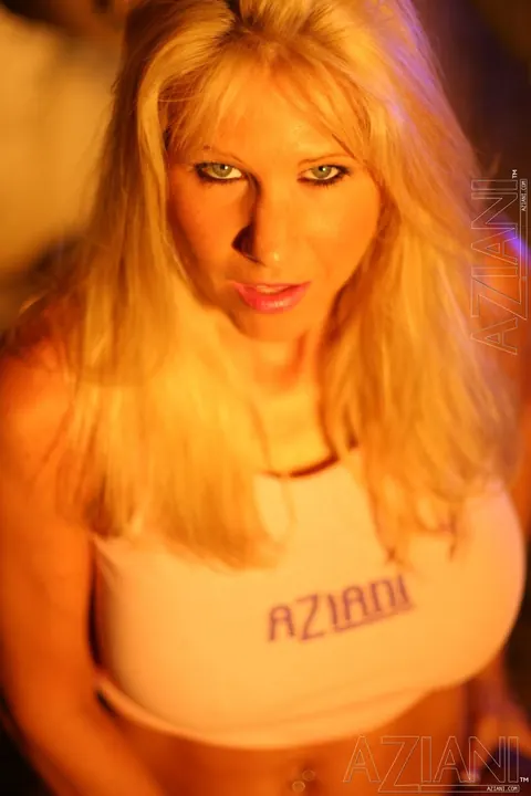 Suzanne Winters: Blonde MILF Poses Nude Showing Her Enhanced Tits and Thick Ass – photo 7 of 21