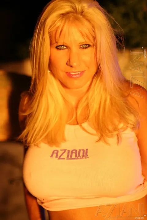 Suzanne Winters: Blonde MILF Poses Nude Showing Her Enhanced Tits and Thick Ass – photo 5 of 21