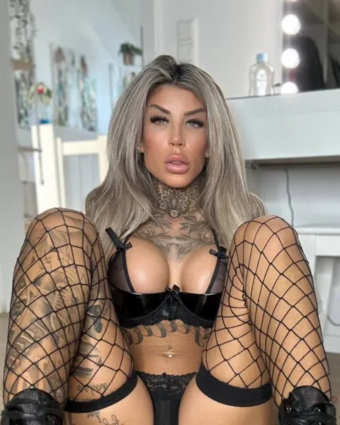 Tattooed Woman Undresses and Poses Nude – photo 7 of 10