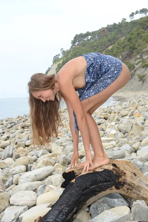 Geisha B: Slim Brunette Bares Her Hairy Pussy on the Beach – photo 4 of 17