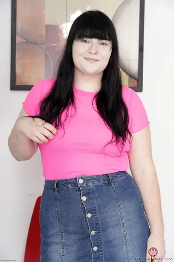 Curvy Hairy MILF Spreads Wide for the Camera