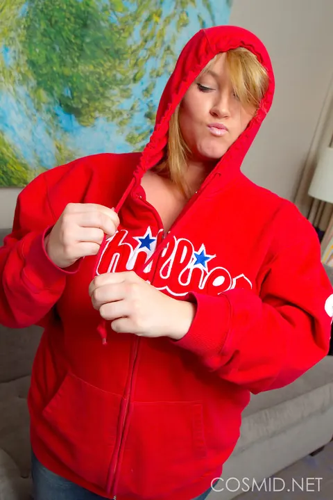 Brooke Max: Blonde MILF Shows Her Big Natural Tits in Jeans and Panties – photo 3 of 16