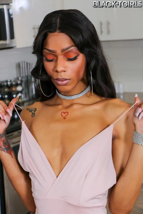 Black Trans Woman Strips Nude and Shows Her Ass – photo 9 of 16