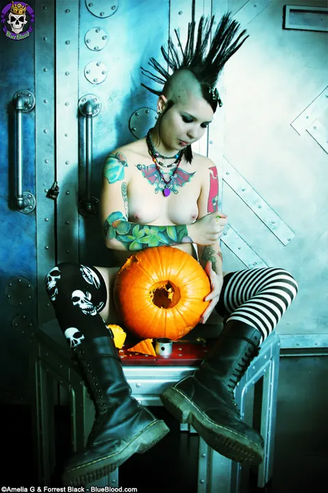 Tara Toxic: PAWG in Stockings and Boots Carves Pumpkin – photo 5 of 15