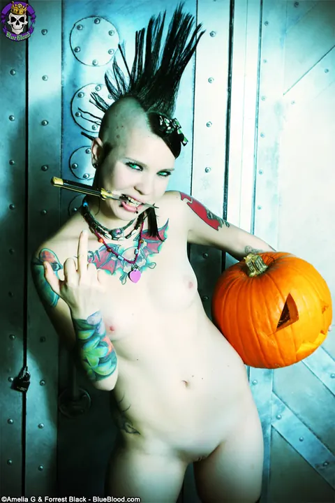 Tara Toxic: PAWG in Stockings and Boots Carves Pumpkin – photo 12 of 15