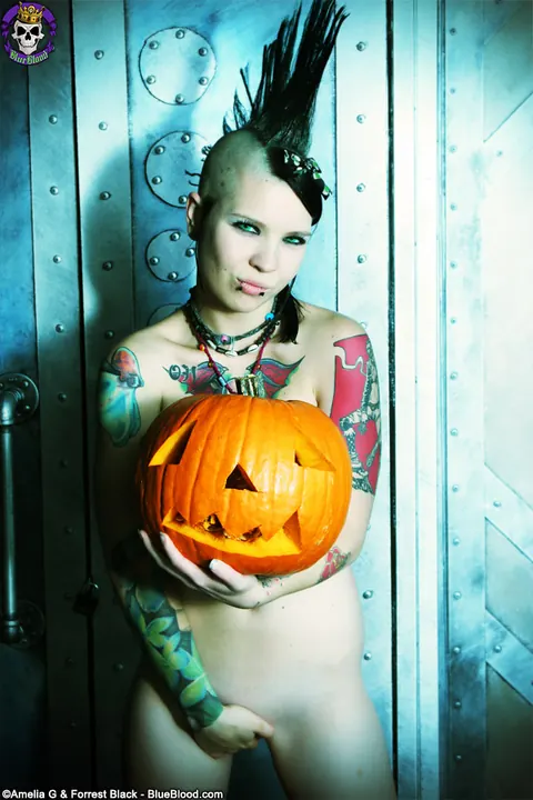 Tara Toxic: PAWG in Stockings and Boots Carves Pumpkin – photo 11 of 15