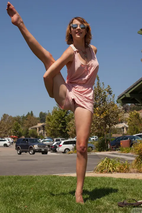April Grantham: Tall Brunette Flashes in Public – photo 4 of 12