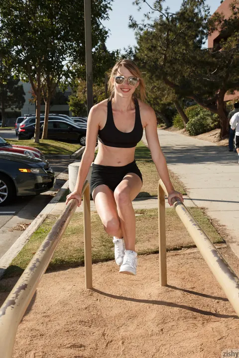 April Grantham: Tall Brunette Flashes in Public – photo 7 of 12