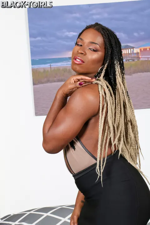 Ebony Trans Woman Undresses and Poses to Show Her Big Ass – photo 1 of 16