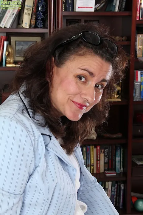 Gianna Jones: Mature Brunette Spreads Her Legs and Pinches Her Nipples – photo 1 of 16