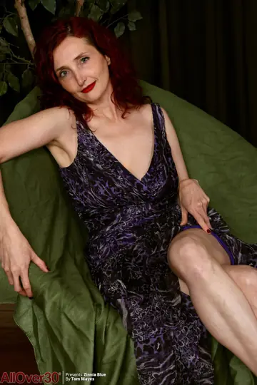 Zinnia Blue – Mature Redhead PAWG Spreads Wide and Fingers Her Pussy