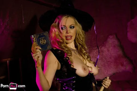 Alicia Rhodes: Blonde British MILF Poses Nude Showing Her Big Natural Tits – photo 15 of 21