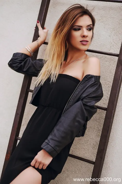 Blonde Woman Poses in the Open Air – photo 7 of 13