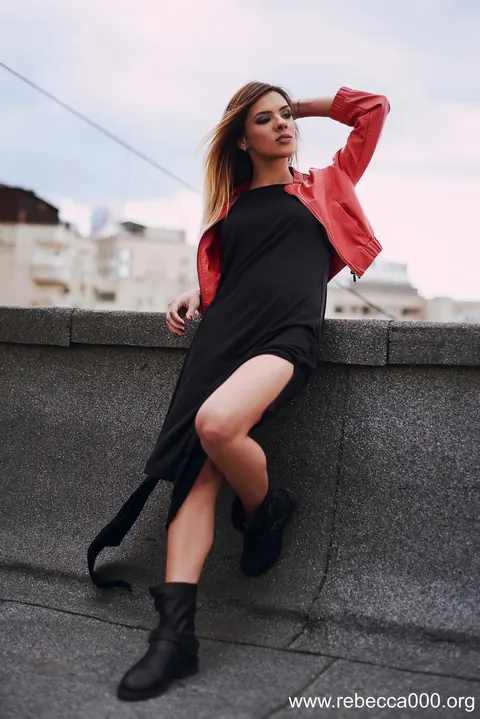 Blonde Woman Poses in the Open Air – photo 11 of 13