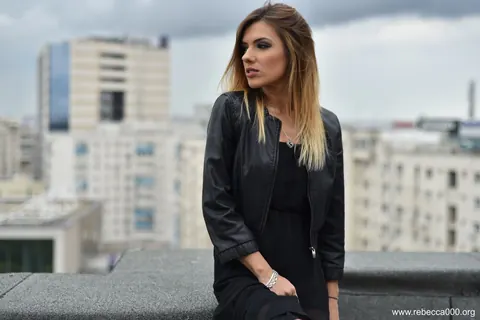 Blonde Woman Poses in the Open Air – photo 3 of 13